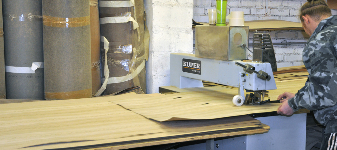 Изготовление металлических дверей со шпоном