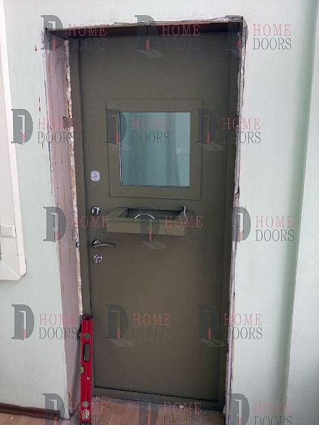 Коричневая дверь в кассу