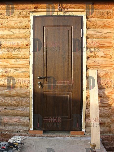 Уличная коричневая дверь